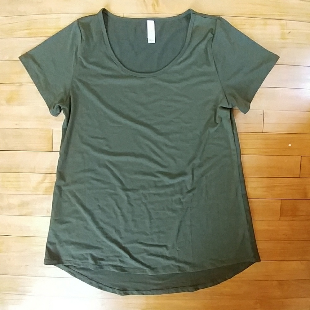 NWOT Lularoe classic tee